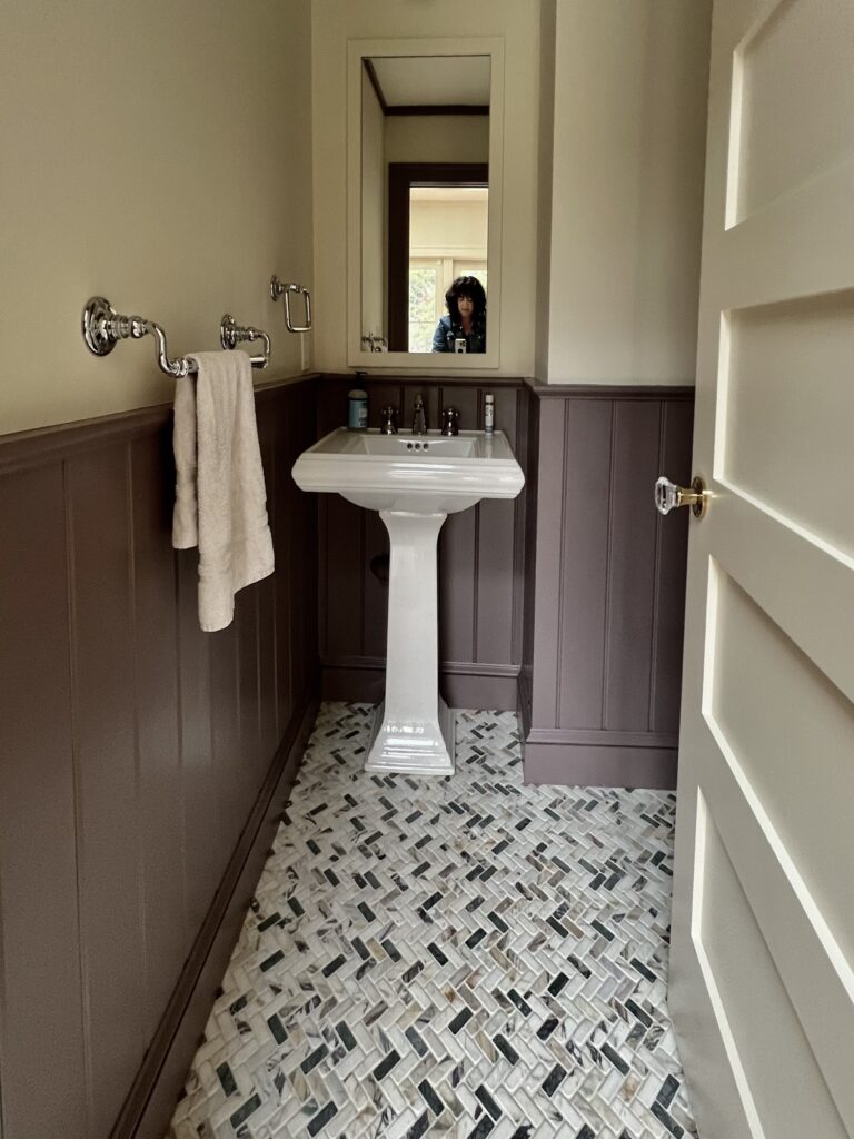 Benjamin Moore Cinnamon Slate in a bathroom